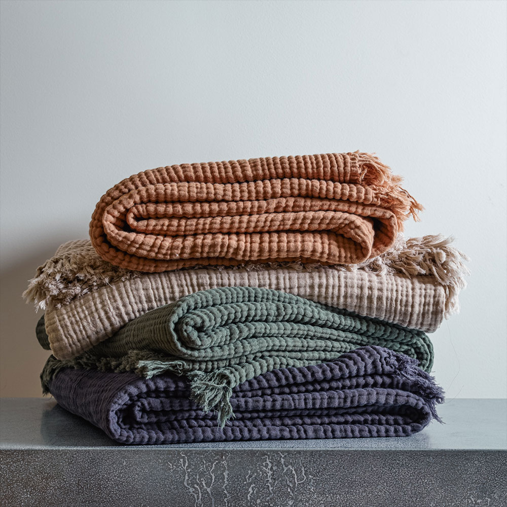 Plaid en gaze de coton, 110 € l'un, Merci.