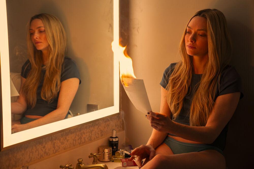 L'actrice Amanda Seyfried dans le film La femme de ménage (2025) de Paul Feig.