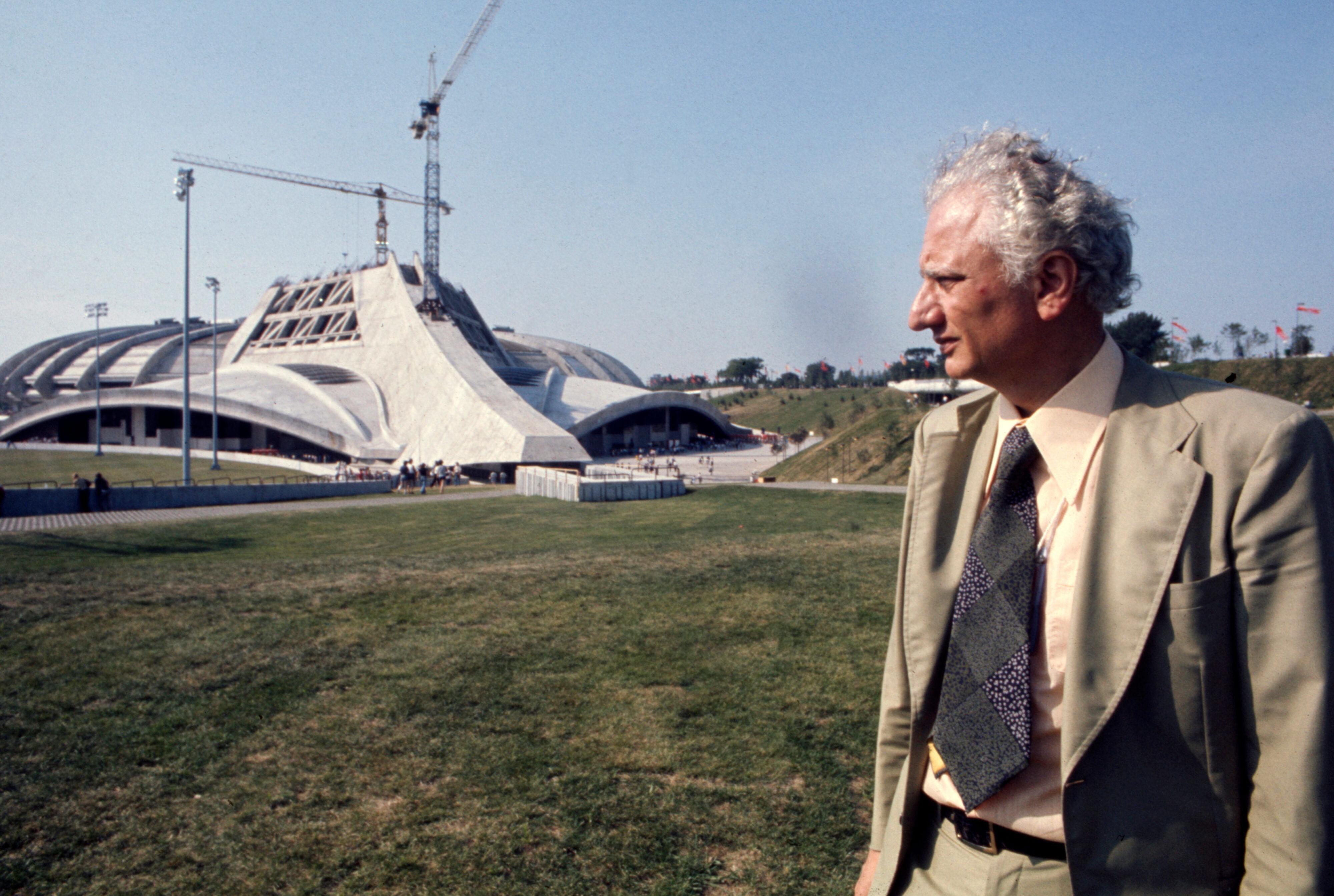 L'architecte Roger Taillibert devant le stade olympique de Montréal en construction, circa 1970.