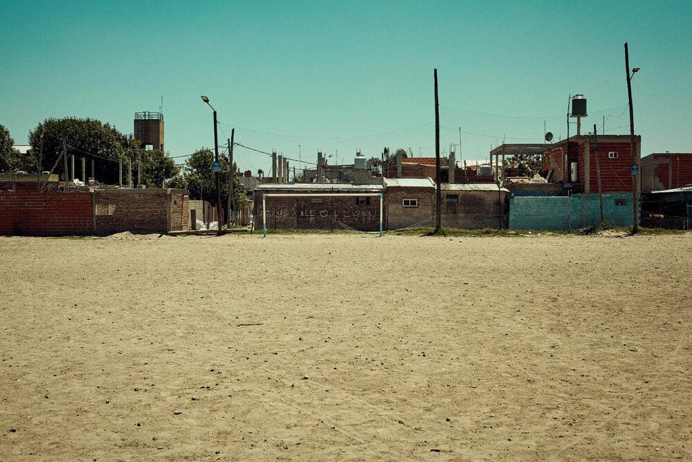 Le club Estrella et le terrain de foot en terre, à Villa Fiorito, dans la banlieue de Buenos Aires.