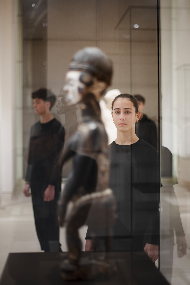 Le spectacle Les Ombres de Nacera Belaza au musée du louvre pour le festival d'automne
