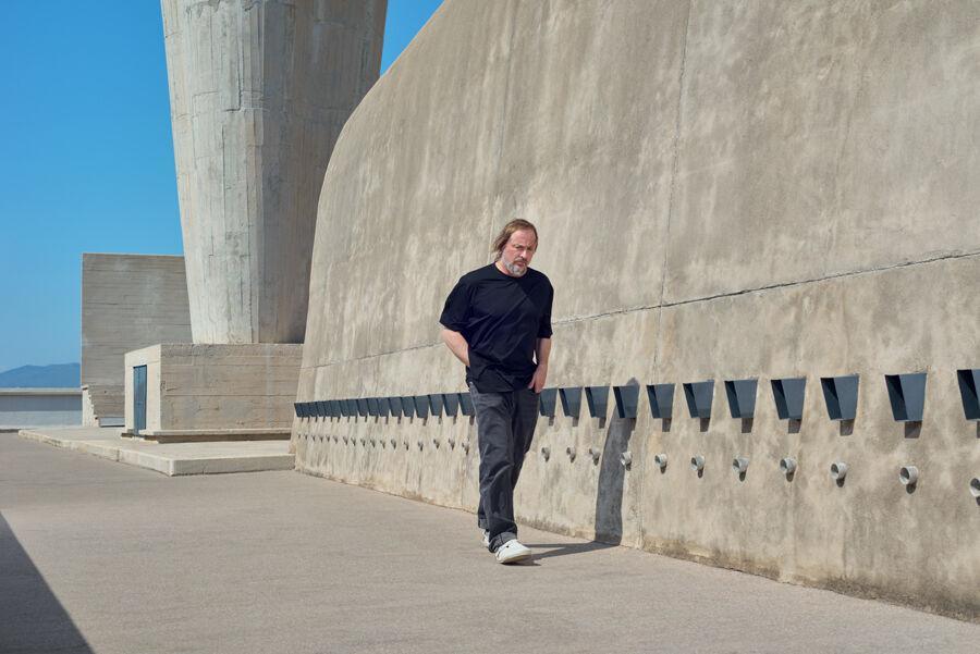 Portrait de l'artiste Sterling Ruby photographié au MaMo by Ora Ïto, Centre d’art de la Cité radieuse, à Marseille.