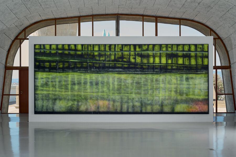 œuvre de Sterling Ruby, Wall (2017). Peinture en aérosol sur toile synthétique, 706,1 x 284,5 cm. Vue de l’exposition de Sterling Ruby au MaMo by Ora Ïto, Centre d’art de la Cité radieuse, à Marseille.