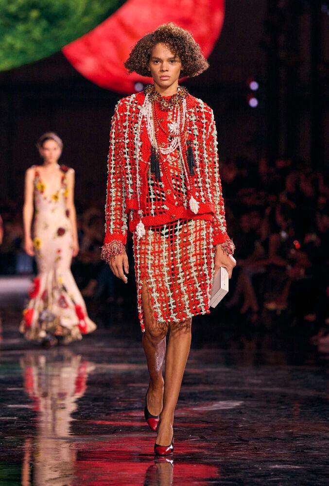 Inspiration trends Spring/Summer 2026: neo-bourgeois style at Chanel with an openwork tweed suit