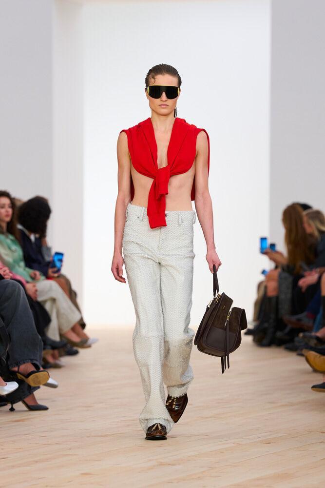 Inspiration trends Spring/Summer 2026: the tied sweater at Loewe.