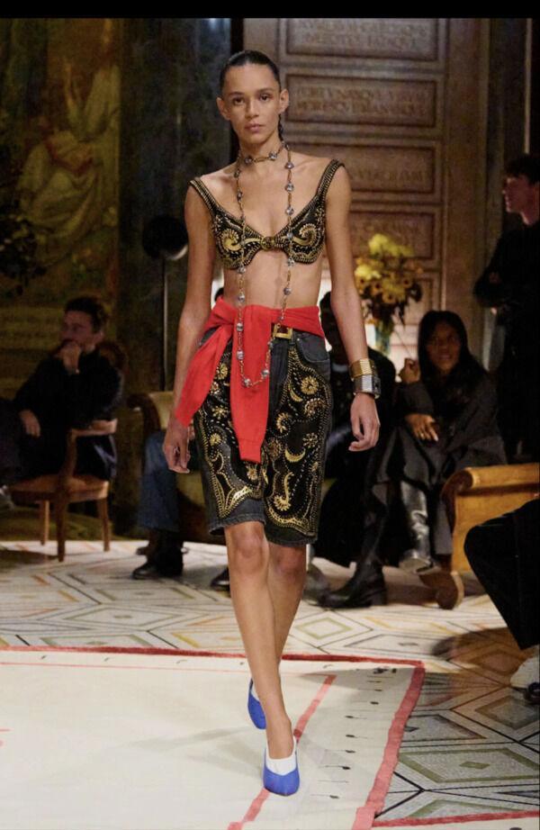 Inspiration trends Spring/Summer 2026: the tied sweater at Versace