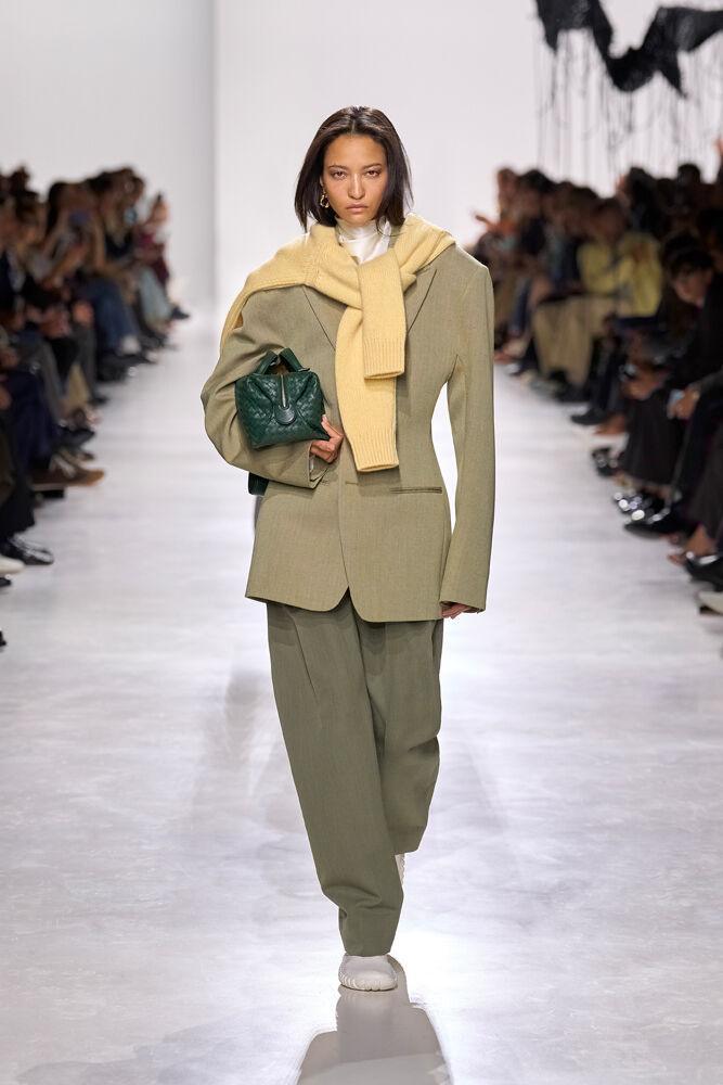 Inspiration trends Spring/Summer 2026: the tied sweater at Bottega veneta.