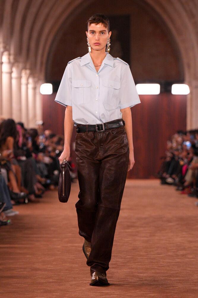 Inspiration trends Spring/Summer 2026: The white shirt with short sleeves at Acne Studios.