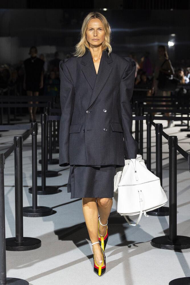 Inspiration trends Spring/Summer 2026: revamped suit with oversized shoulders at Marie Adam-leenaerdt