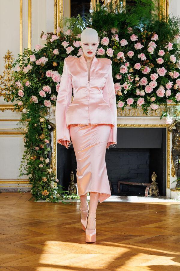 Inspiration trends Spring/Summer 2026: revamped pink satin suit at matières fécales