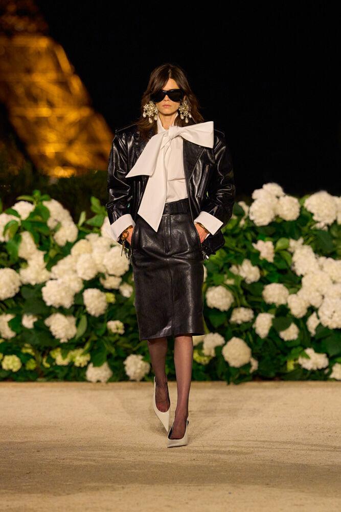 Inspiration trends Spring/Summer 2026: XXL shirt with knots at Saint Laurent.