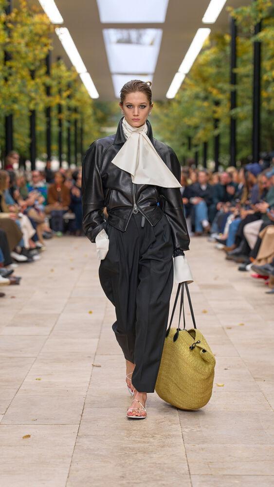 Inspiration trends Spring/Summer 2026: tied XXL collar at Celine.