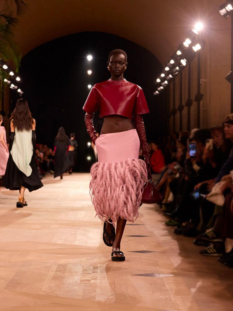 Inspiration trends Spring/Summer 2026: fringed dress at Balenciaga.
