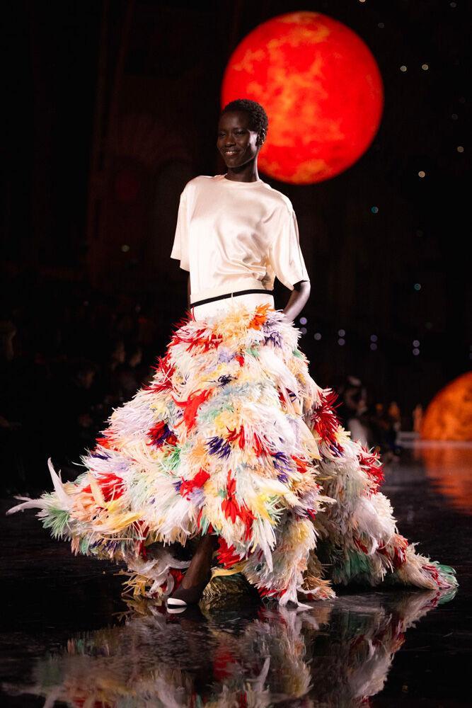 Inspiration trends Spring/Summer 2026: feathered dress at Chanel.