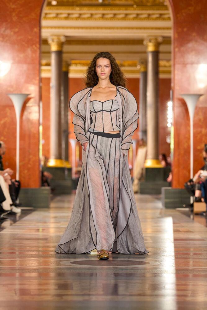Inspiration trends Spring/Summer 2026: Pajamas at Louis Vuitton.