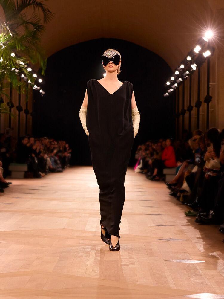 Inspiration trends Spring/Summer 2026: the glamorous black dress at Balenciaga by Pierpaolo Piccioli.