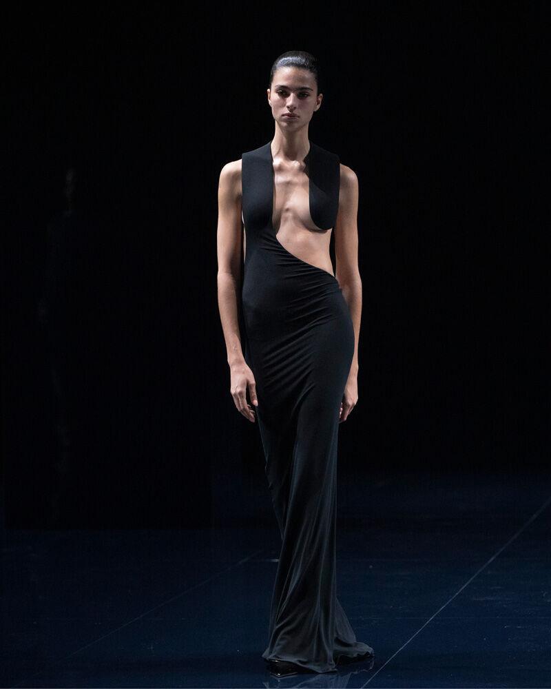 Inspiration trends Spring/Summer 2026: the glamorous black dress at Tom Ford by Haider Ackermann.
