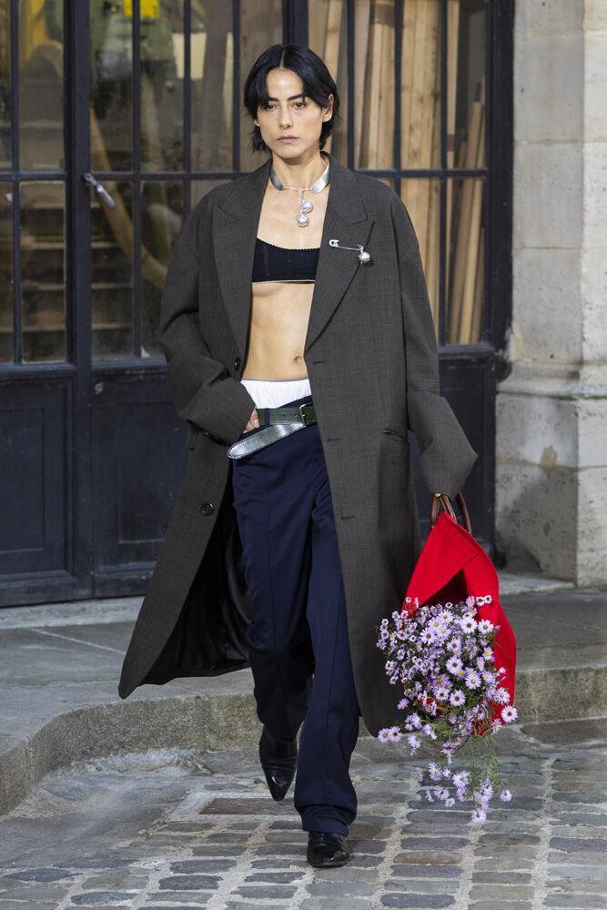 Inspiration trends Spring/Summer 2026: low-rise pants at Meryll Rogge.