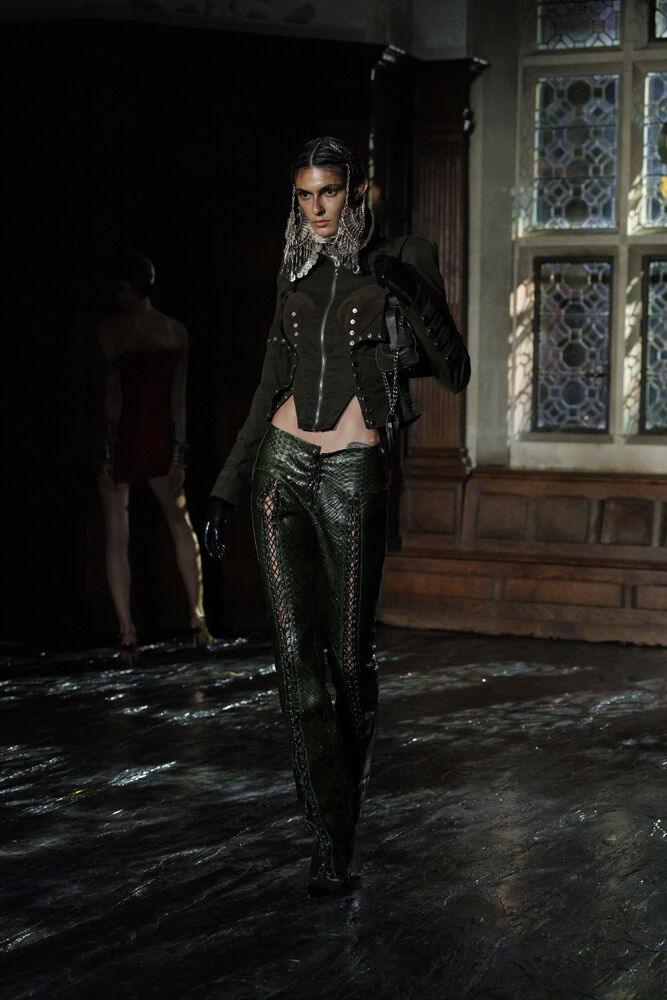 Inspiration trends Spring/Summer 2026: low-rise leather pants at dira findikoglu