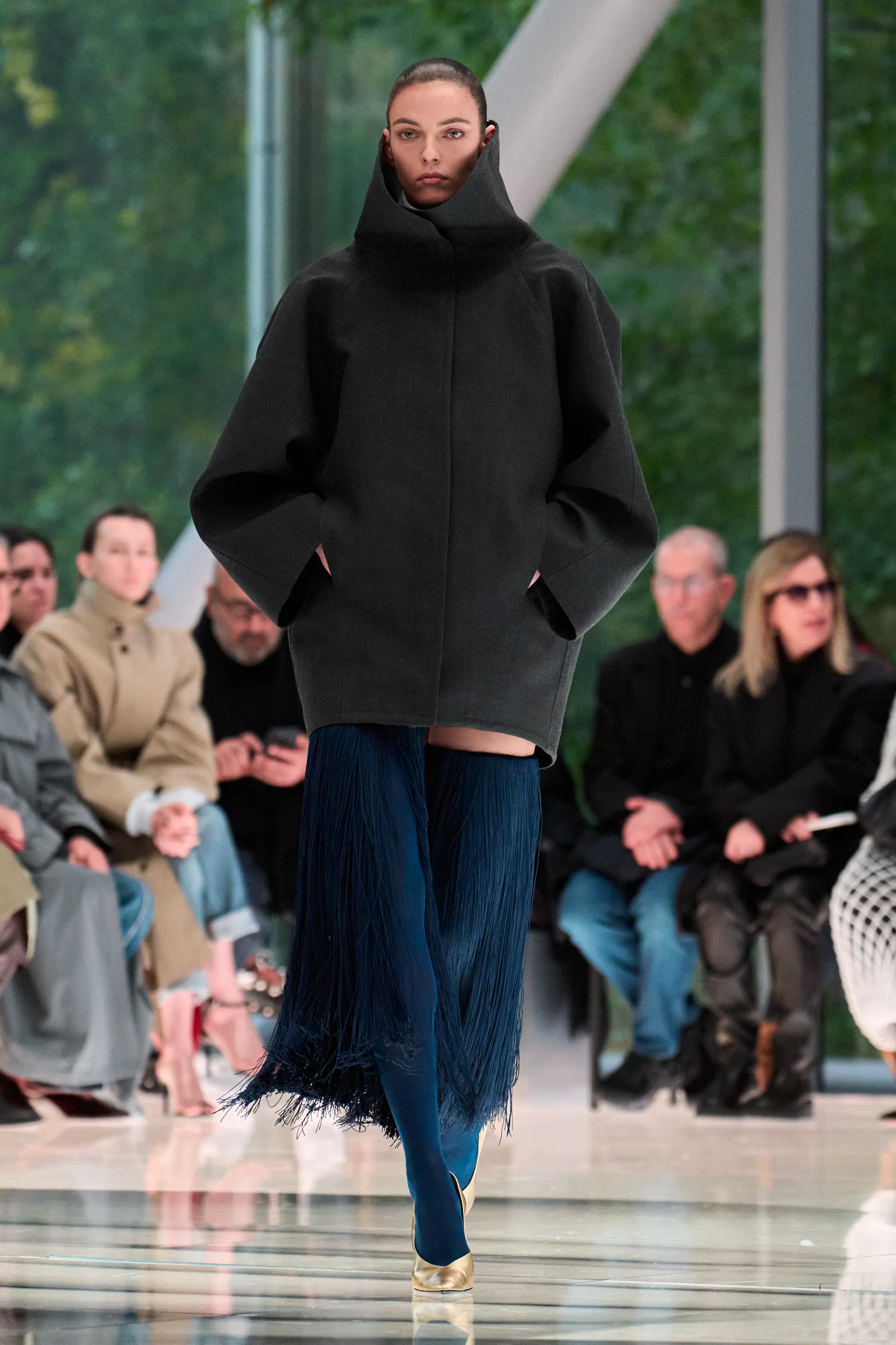 Inspiration trends Spring/Summer 2026: The high-collar black coat at Alaia.