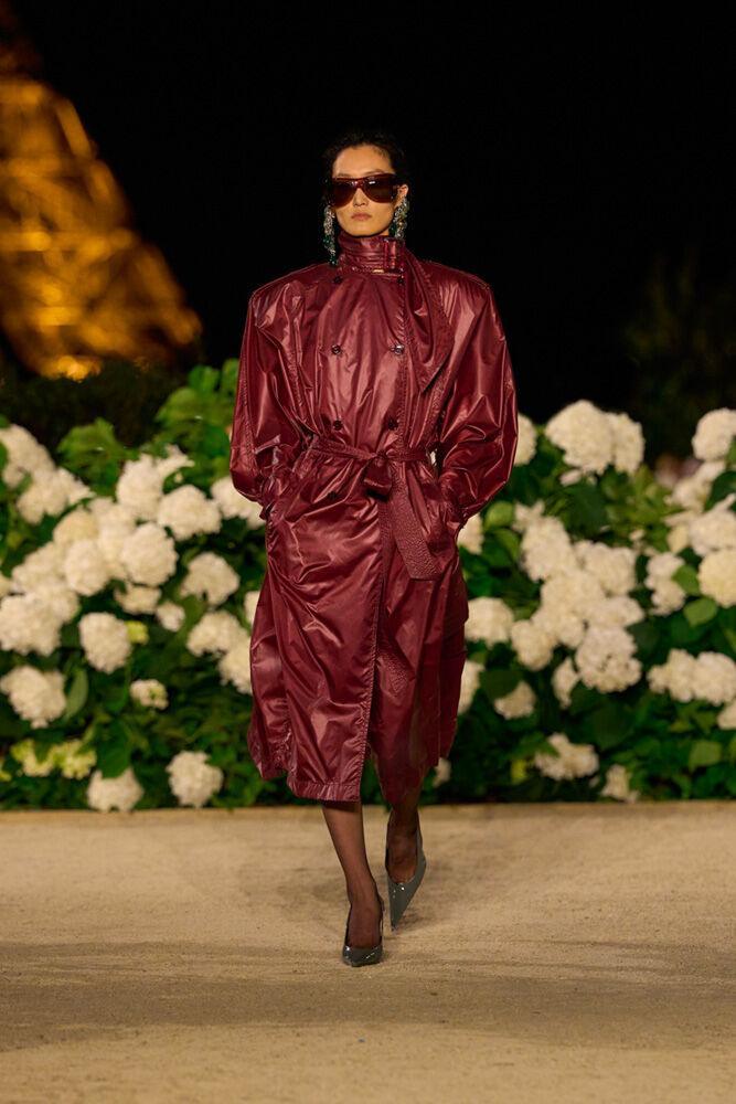 Inspiration trends Spring/Summer 2026: The high-collar trench coat at Saint Laurent.