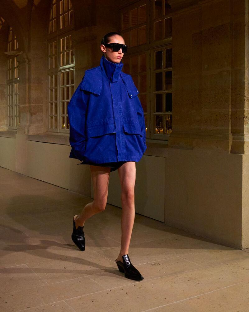Inspiration trends Spring/Summer 2026: The high-collar parka at Victoria Beckham.