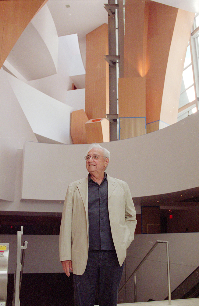 Portrait de l'architecte Frank Gehry en 2003 au sein du Walt Disney Concert Hall.