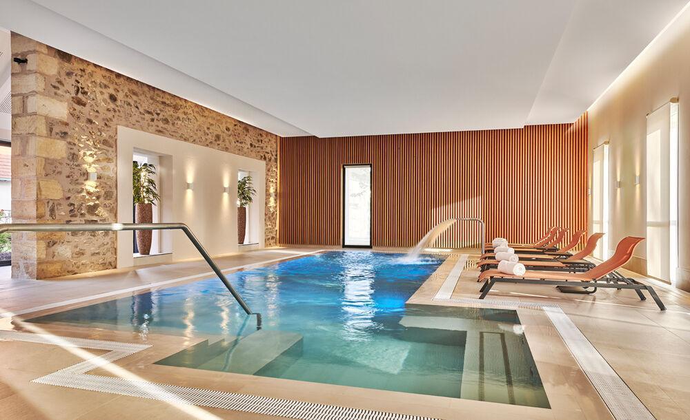 La piscine-spa du château Saint-Jean à Montluçon.