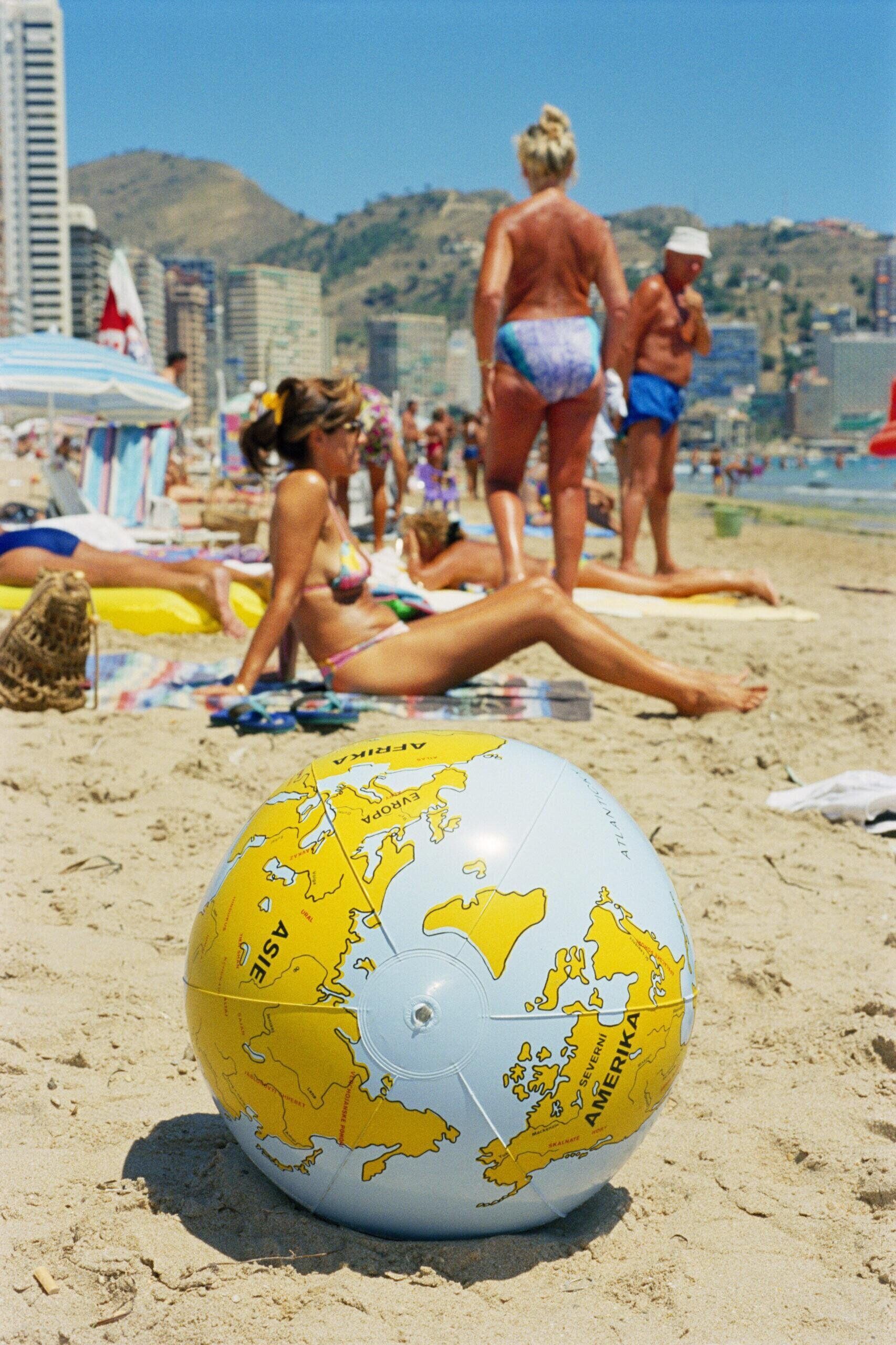 Photographie de Martin Parr Benidorm, Espagne, 1997, exposé au Jeu de Paume à Paris en 2026