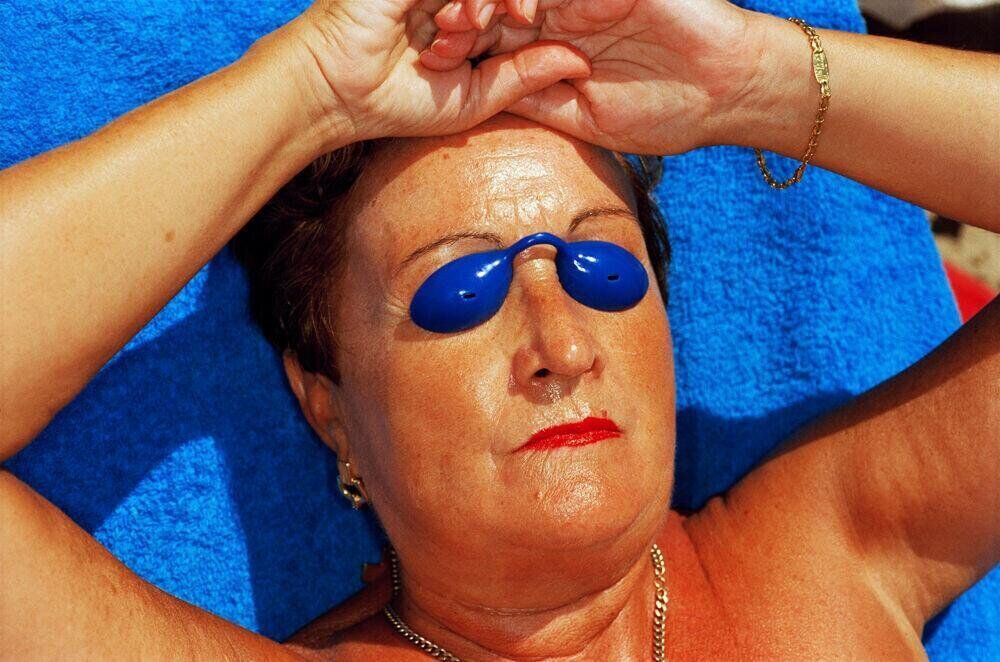 photographie de Martin Parr, Benidorm, Espagne (1997) exposée au Jeu de Paume à Paris en 2026