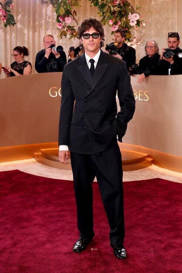 Jacob Elordi wearing Bottega Venet golden globes 2026