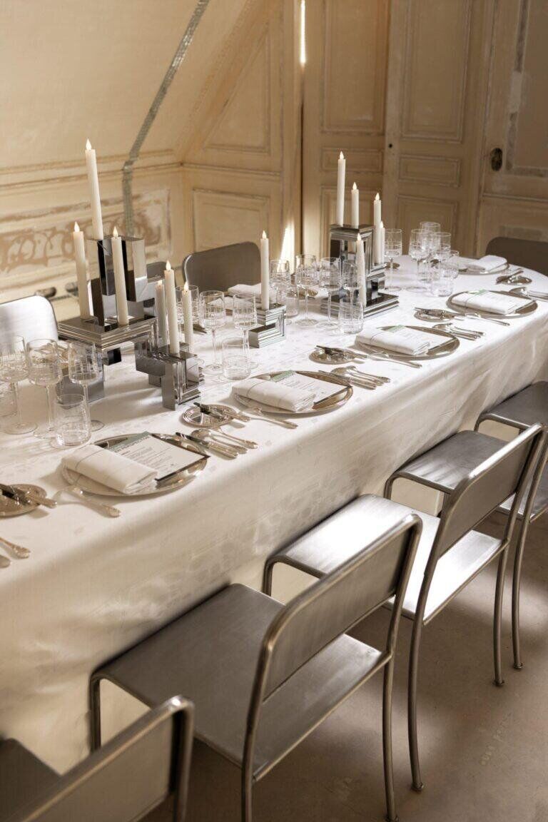 Vue de la table Mathias Kiss x Christofle au Meurice.