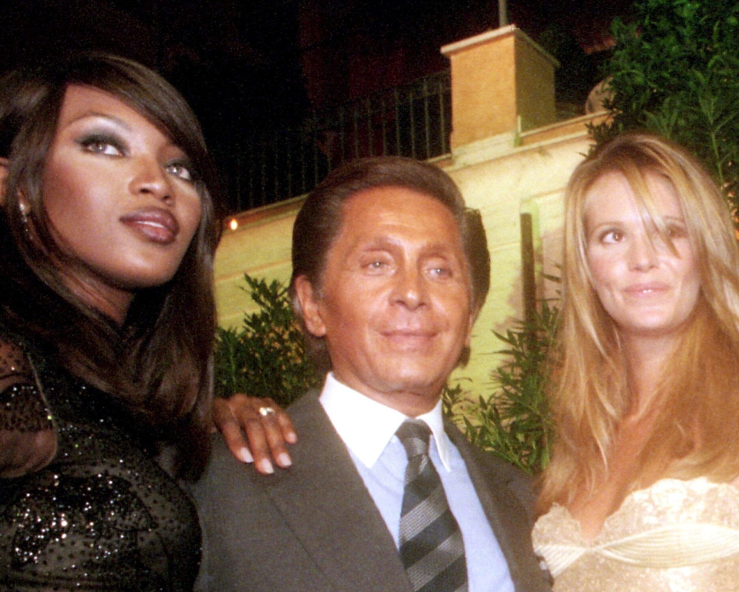 Le couturier italien Valentino, de son vrai nom Valentino Garavani, et les top models Naomi Campbell et Elle Macpherson