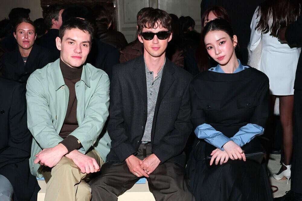 Louis Partridge, Troye Sivan, Karina au défilé homme Prada automne-hiver 2026-2027.