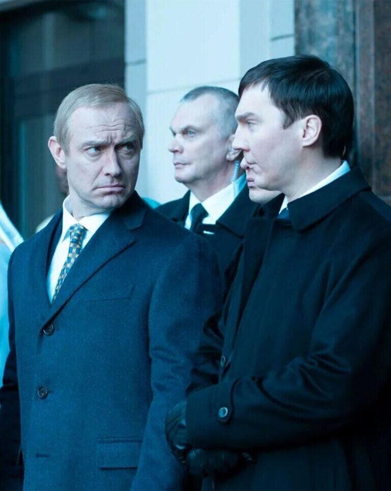 Jude Law et Paul Dano dans le film Le Mage du Kremlin (2025) d'Olivier Assayas. © Carole Bethuel - 2025 CURIOSA FILMS - GAUMONT - FRANCE 2 CINEMA.
