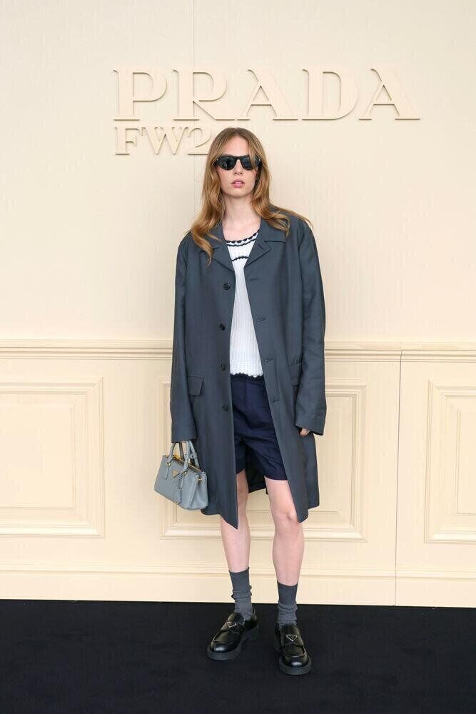 Maya Hawke au défilé homme Prada automne-hiver 2026-2027.
