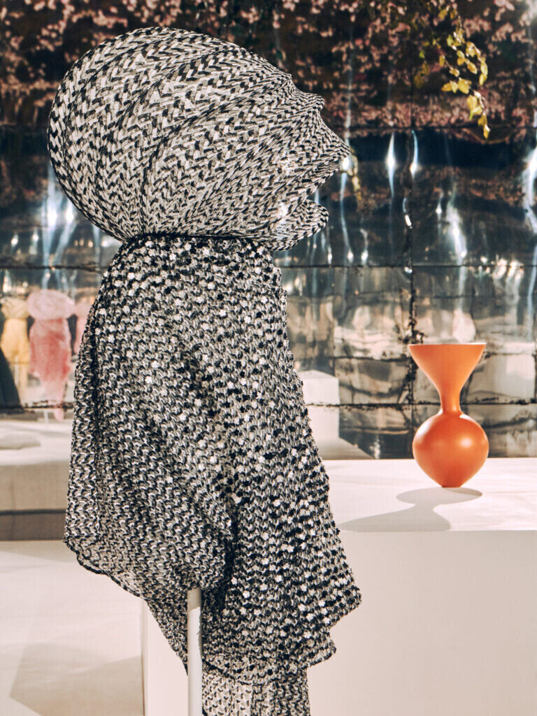 Robe Dior haute couture printemps-été 2026, céramique de Magdalene Odundo. © Adrien Dirand.