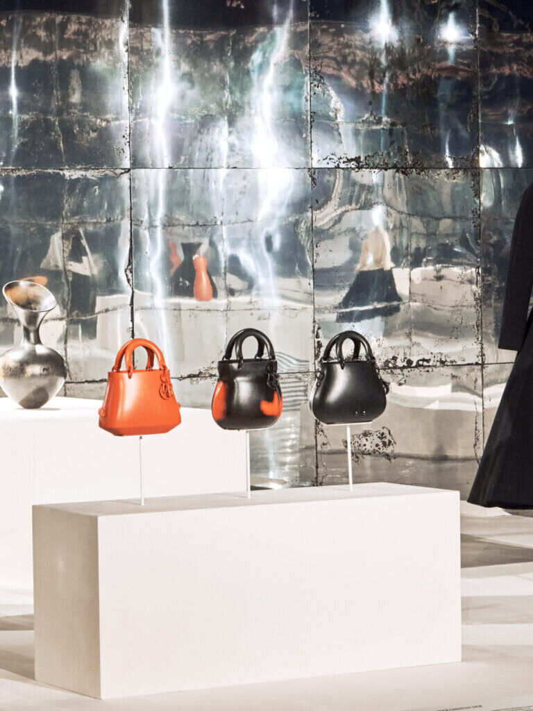 Sacs Dior haute couture inspirés des céramiques de Magdalene Odundo. © Adrien Dirand.