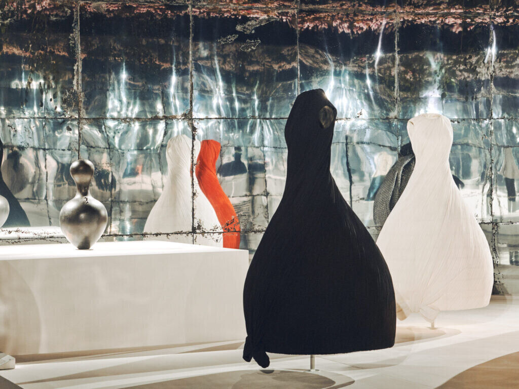 Vue de l'exposition “Jonathan Anderson, Magdalene Odundo. Grammaire des formes”. © Adrien Dirand.