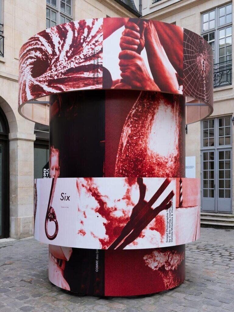 L'installation de Rei Kawakubo dans la cour de Dover Street Market, à Paris © Dover Street Market Paris.