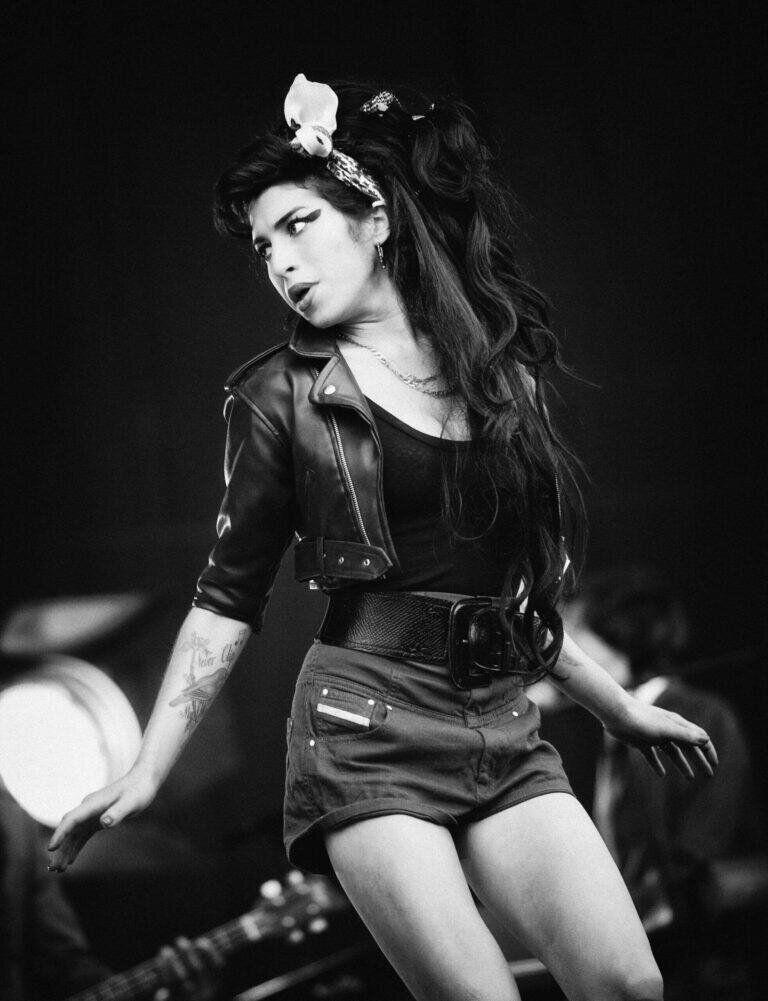 Amy Winehouse en concert au festival T in The Park, en Écosse, le 13 juillet 2008. © Ross Gilmore/Redferns via Getty Images.