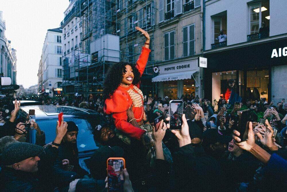 La chanteuse SZA devant la boutique Vans le vendredi 23 janvier 2026 pendant la Fashion Week homme de Paris
