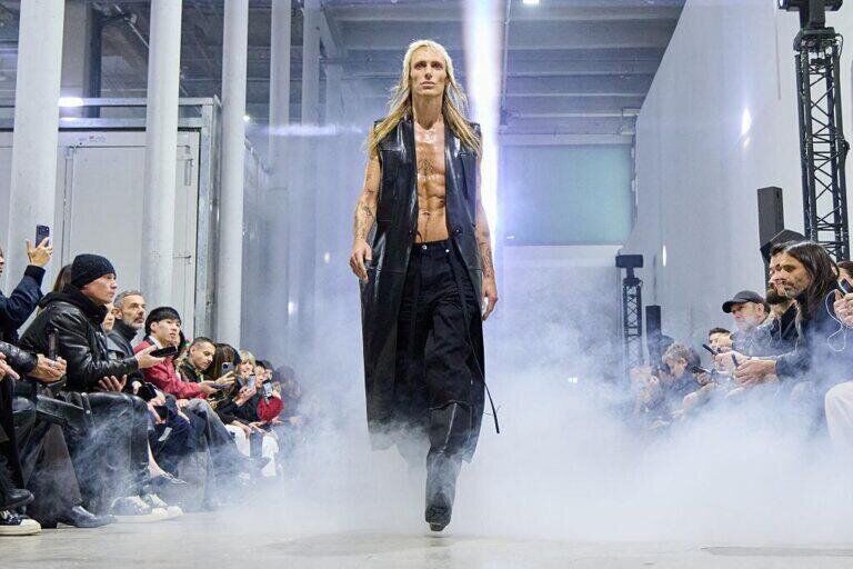 PARIS, FRANCE - JANUARY 22: (EDITORIAL USE ONLY - For Non-Editorial use please seek approval from Fashion House) A model walks the runway during the Rick Owens Menswear Fall/Winter 2026-2027 show as part of Paris Fashion Week on January 22, 2026 in Paris, France. (Photo by Peter White/Getty Images)