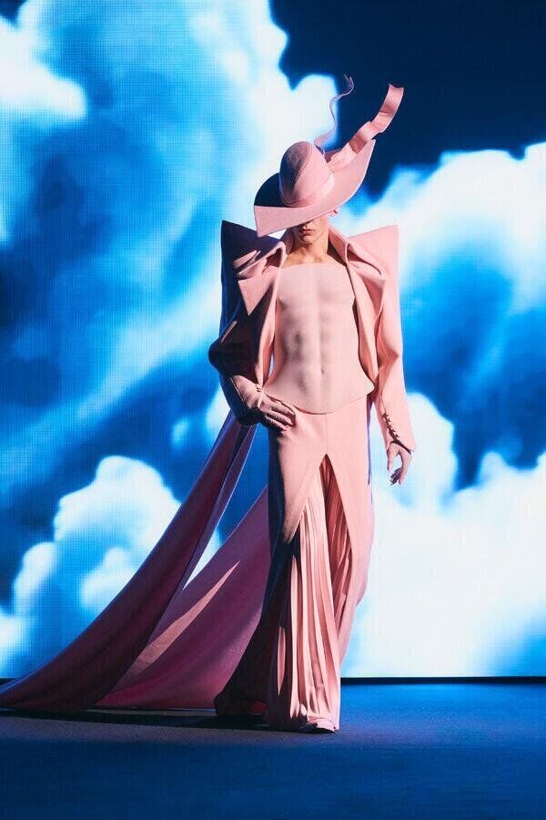 le défilé robert wun haute couture printemps-été 2026 à la fashion week de paris