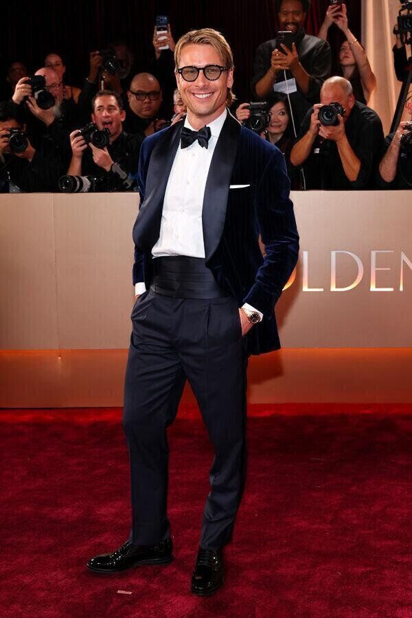 Glen Powell wearing Brunello Cucinelli golden globes 2026