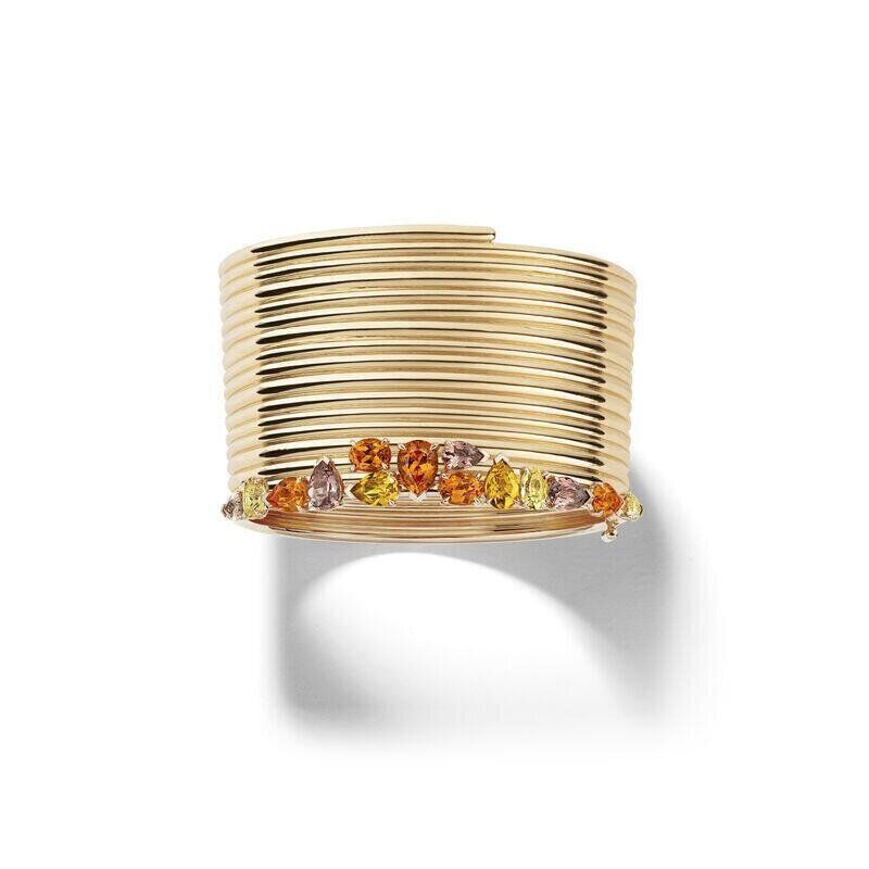 Manchette Blast en or rose,
sertie avec avec trois grenats spessartites taille poire, quatre tourmalines pêche taille poire,
deux grenats spessartites taille ovale, deux tourmalines jaunes taille poire,
deux citrines taille ovale et une citrine taille poire. Repossi haute joaillerie