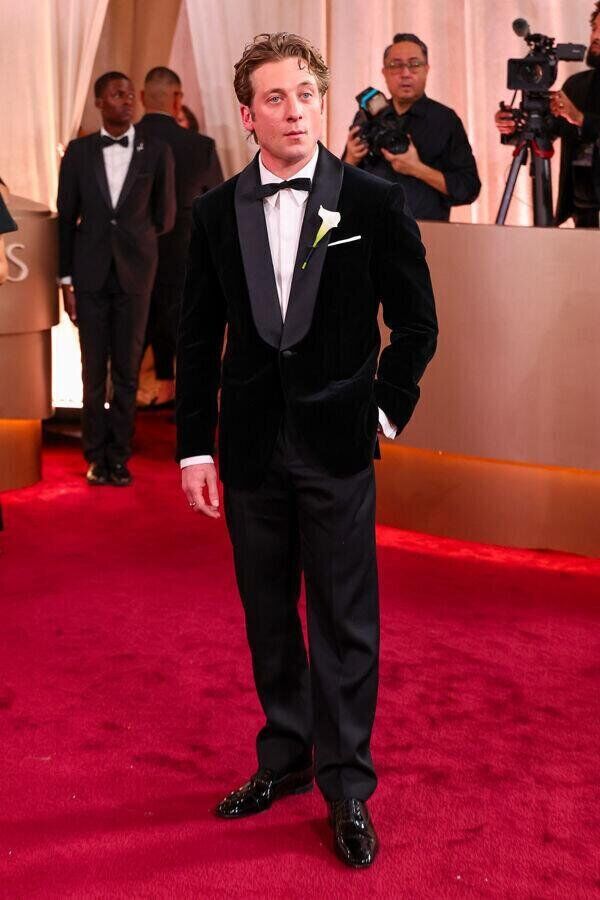 Jeremy Allen White wearing Louis Vuitton golden globes 2026