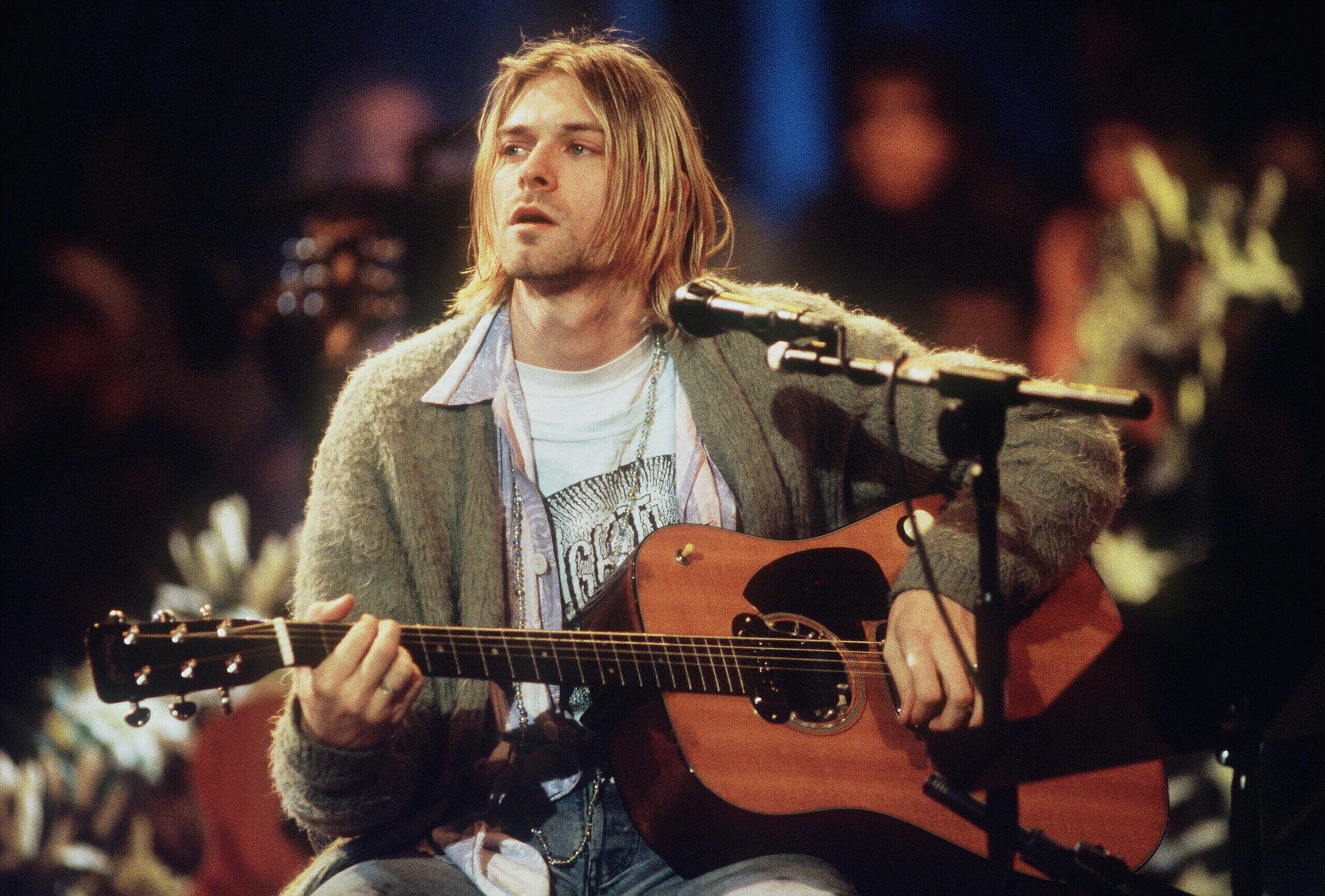 Kurt Cobain durant le concert MTV Unplugged de Nirvana aux Sony Studios à New York City, en 1993. Photo par Frank Micelotta/Getty Images.