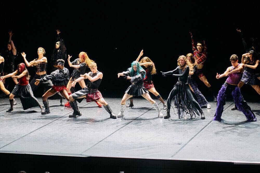 Les danseurs du Ballet de Lorraine au défilé Jeanne Friot automne-hiver 2026-2027 à la Fashion Week de Paris