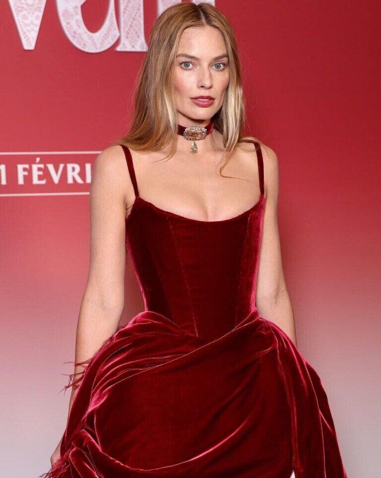 Margot Robbie en robe Chanel à l'avant-première d'Hurlevent à Paris.